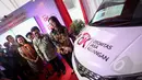 Menko PMK, Puan Maharani (kanan) dan Ketua Otoritas Jasa Keuangan Muliaman Hadad (kedua kanan) saat meluncurkan mobil literasi keuangan (Si Molek) di Kantor Menko PMK, Jakarta, Selasa (12/5/2015). (Liputan6.com/Faizal Fanani)