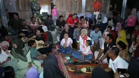 Gubernur Jawa Tengah Ganjar Pranowo meninjau langsung Program 'Tuku Lemah Oleh Omah' yang digagasnya. Salah satunya dengan menginap langsung di salah satu kediaman warganya di daerah Pati. (Liputan6.com/Muhammad Radityo Priyasmoro)