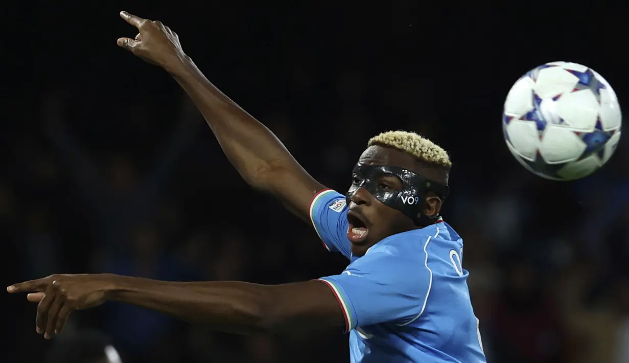 Ekspresi pemain Napoli, Victor Osimhen saat berusaha mengontrol bola laga lanjutan Grup C Liga Champions 2023/2024 melawan Braga di Armando Maradona Stadium, Napoli, Italia, Rabu (13/12/2023) dini hari WIB. (AP Photo/LaPresse/Alessandro Garofalo)