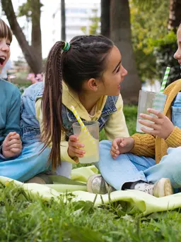 Sahabat Fimela, tidak semua anak bisa langsung merasa nyaman di tempat ramai, ada anak yang terlihat antusias di rumah, tetapi mendadak diam, malu, atau bahkan menangis saat bertemu banyak orang baru. [Dok/freepik.com]