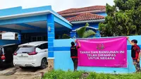 Tim Kejaksaan Negeri Berau saat melakukan penyitaan dan penyegelan rumah terpidana korupsi pengadaan lapangan sepak bola di Kelurahan Rinding, Kecamatan Teluk Bayur. (foto: Zuhrie)