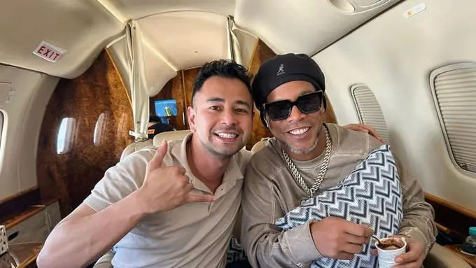 Ronaldinho Disuguhi Pangsit Goreng saat Main ke Rumah Raffi Ahmad, Suka Banget!