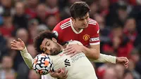 Harry Maguire Vs Mohamed Salah dalam duel Manchester United kontra Liverpool di Old Trafford, Minggu (25/10/2021). Dalam pekan ke-9 Liga Inggris 2021/2022, Liverpool menang 5-0. (AFP/Oli Scarf)