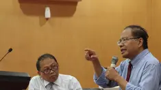 Tokoh Nasional Rizal Ramli memberi kuliah umum di Universitas Swadaya Gunung Jati, Cirebon, Selasa (8/5). Dihadapan mahsiswa, Rizal berharap pemerintah memperhatikan perekonomian bangsa yang ia anggap sudah lampu kuning. (Liputan6.com/Pool/Yasin)