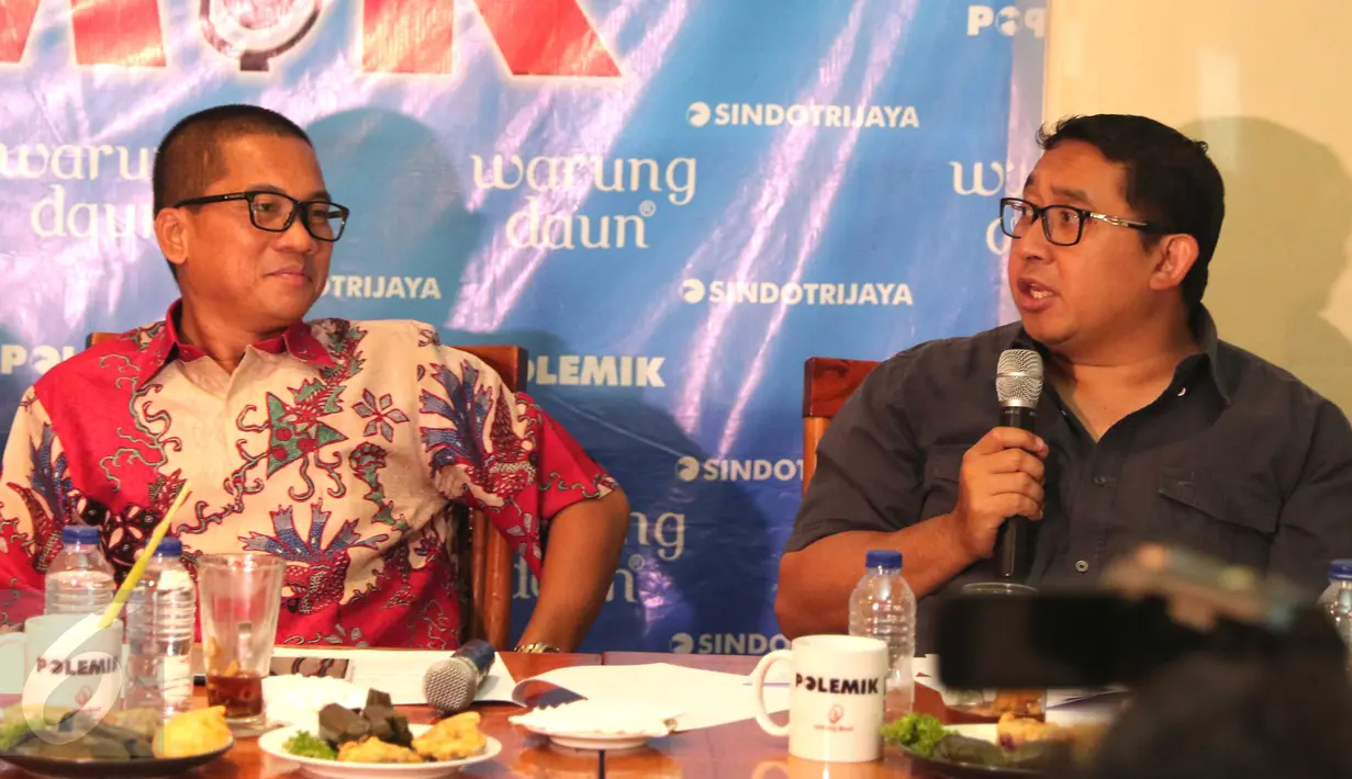 Wakil ketua DPR RI Fadli Zon (kanan) saat berdialog membahas Freeport di Warung Daun, Jakarta, Sabtu (12/12/2015). Diskusi tersebut membahas masalah kontrak Freeport yang dijadikan ajang politik dan kekuasaan. (Liputan6.com/Angga Yuniar)