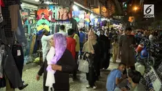 Sejumlah pusat perbelanjaan disesaki warga Pakistan yang berbelanja aneka kebutuhan untuk lebaran.