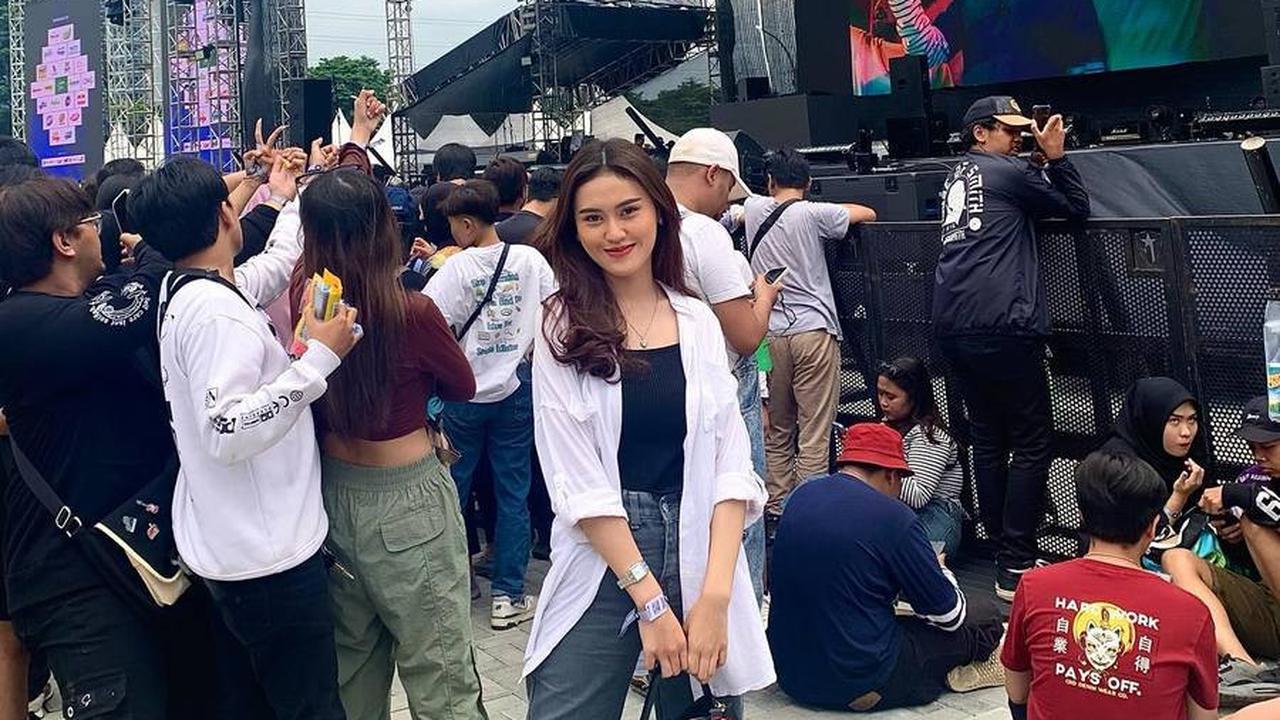 Deriska, yang akrab disapa Jeder, memiliki darah Sunda yang mengalir di tubuhnya. Dibesarkan di Bandung, ia sering mengunjungi keluarganya di Cianjur.<br>