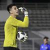 Kiper Timnas Indonesia, Nadeo Argawinata, saat latihan di Stadion Madya, Jakarta, Selasa (11/5/2021). Latihan tersebut untuk persiapan jelang Kualifikasi Piala Dunia 2022 Zona Asia. (Foto: Bola.com/M Iqbal Ichsan)