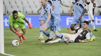 Pemain Juventus Cristiano Ronaldo (kanan) menyaksikan bola masuk ke gawang Lazio pada pertandingan Serie A di Allianz Stadium, Turin, Italia, Senin (20/7/2020). Dua gol Ronaldo membawa Juventus menang 2-1. (Marco Alpozzi/LaPresse via AP)