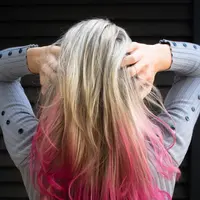 Mewarnai rambut akan selalu berisiko kerusakan, tapi setidaknya kerusakan itu bisa diminimalisir dengan tindakan berikut. (Foto: pexels.com)