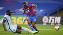 Bek Chelsea, Kurt Zouma, berebut bola dengan pemain Crystal Palace, Christian Benteke, pada laga Premier League di Stadion Selhurst Park, London, Selasa (7/7/2020). Chelsea menang dengan skor 3-2. (Justin Setterfield/Pool via AP)