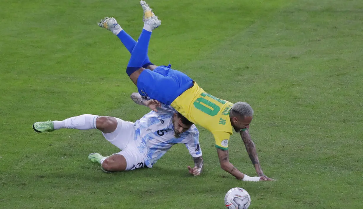 Penyerang Brasil, Neymar terjatuh saat dilanggar gelandang Argentina, Leandro Paredes pada pertandingan final Copa America di stadion Maracana di Rio de Janeiro, Brasil, Minggu (11/7/2021). Argentina menang tipis atas Brasil 1-0 berkat gol tunggal Angel Di Maria. (AP Photo/Silvia Izquierdo)