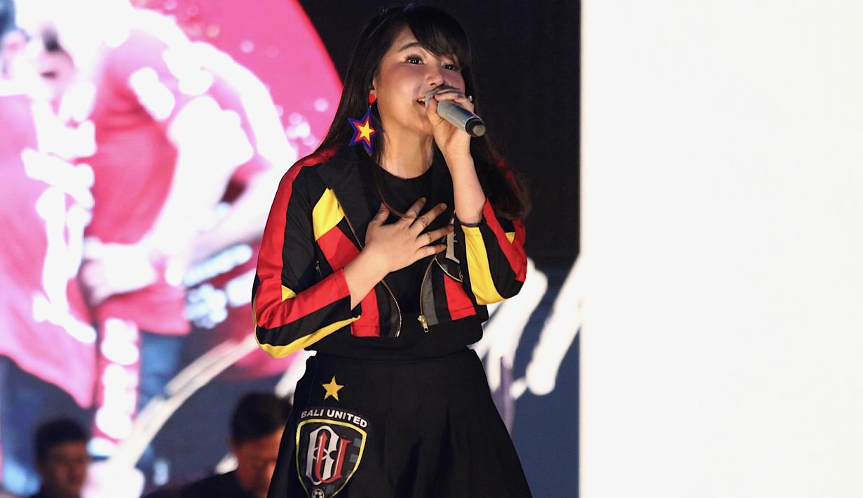 Penampilan Via Vallen saat merayakan keberhasilan Bali United meraih gelar juara Liga 1 2019 di Stadion Kapten I Wayan Dipta, Bali, Senin (23/12). Puncak perayaan juara ini dimeriahkan Via Vallen dan Tari Kecak. (Bola.com/Aditya Wany)