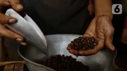 Toko kopi yang berdiri sejak 1943 tersebut menjual kopi jenis arabika dan robusta. (Liputan6.com/Angga Yuniar)