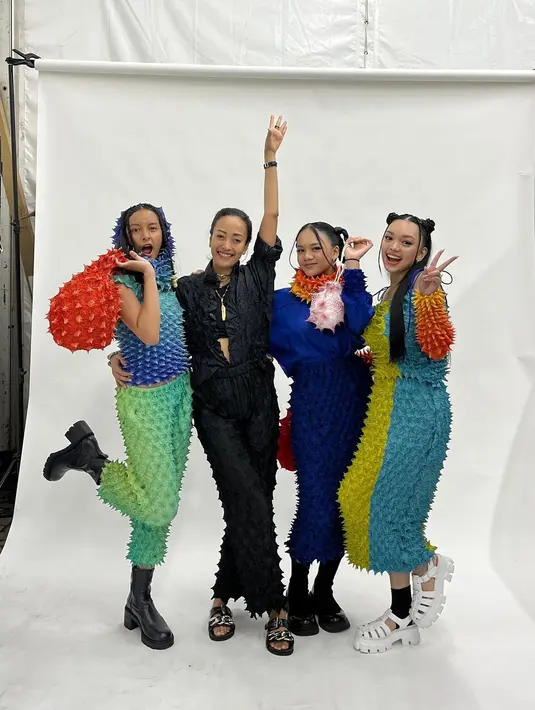 Meski tengah cedera pasca terjatuh saat berjalan di catwalk dalam event yang sama, Naura Ayu tetap tampil percaya diri dan fearless membawakan salah satu koleksi dari Fugoko x Lakon.