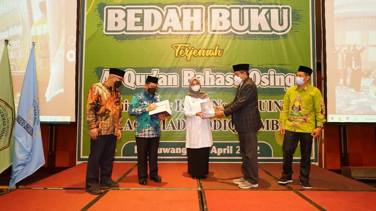 Bupati Banyuwangi Ipuk Fiestiandani (Tengah) menerima terjemahan buku Al-Qur'an Bahasa Osing (Istimewa)