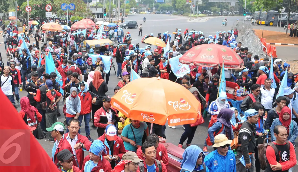 Ribuan buruh berkumpul di depan Istana Negara, Jalan Medan Merdeka Utara, Jakarta, Kamis (29/10/2015). Aksi tersebut menimbulkan kemacetan lalu lintas kendaraan di sekitar kawasan Istana Negara. (Liputan6.com/Gempur M Surya)
