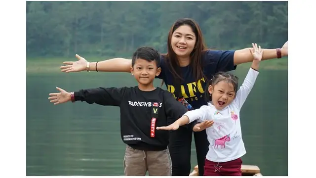 Seabagai seorang ibu, Ratna Antika selalu memperhatikan tumbuh kembang anaknya.