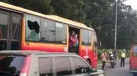 Bus Transjakarta berasap (@TMCPoldaMetro)