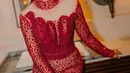 Di usianya yang kini sudah 45 tahun, Rossa pun tetap tampil awet muda serta stylish. Ia pun memesona mengenakan dress body merah berpayet. Ia pun sudah menjadi sosok yang berhasil mendidik anaknya meski sambil mengejar cita-cita atau passion. [@itsrossa910]