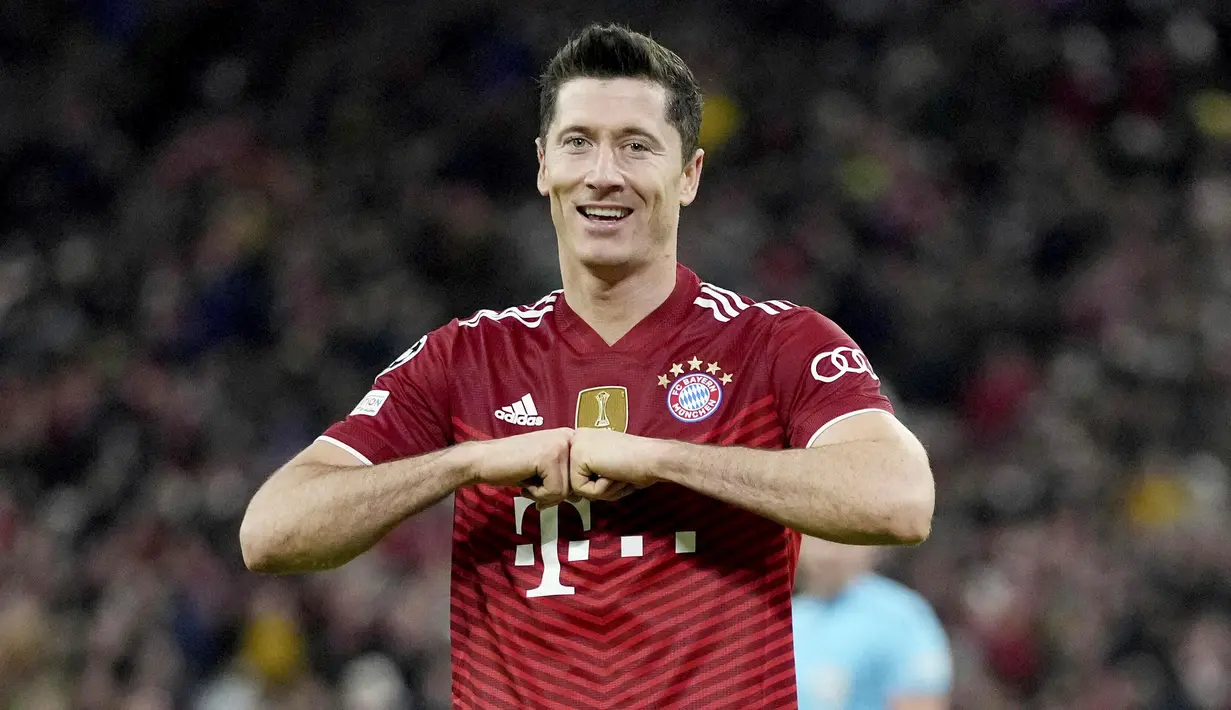 Robert Lewandowski - Bintang Bayern Munchen ini tampil trengginas saat membawa Die Roten menang telak 5-2 atas Benfica. Lewandowski yang menorehkan tiga di laga tersebut kini menjadi top skor sementara Liga Champions musim ini dengan koleksi 8 gol. (AP/Matthias Schrader)