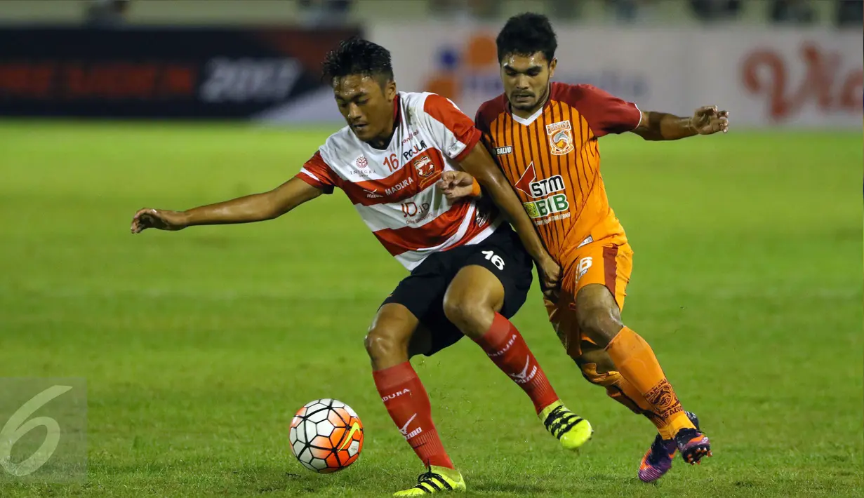 Penyerang PBFC, Rifal Laetori (kanan) berebut bola dengan Rizky Dwi F (Madura United) saat laga 8 besar PIala Presiden 2017 di Stadion Manahan Solo, Sabtu (25/2). PBFC unggul adu penalti 5-4 (0-0). (Liputan6.com/Helmi Fithriansyah)