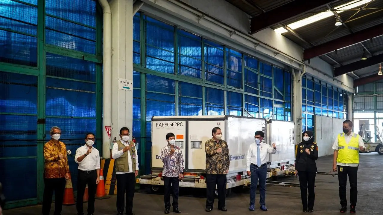 Menteri Koordinator Bidang Perekonomian Airlangga Hartarto dalam konferensi pers kedatangan vaksin tahap ke 13 sebanyak 8 juta dosis bulk vaksin Sinovac yang telah sampai pada Selasa (25/5/2021).
