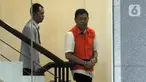 Direktur Utama PTPN III (Persero), Dolly Pulungan dikawal petugas bersiap menjalani pemeriksaan oleh penyidik di Gedung KPK, Jakarta, Kamis (28/11/2019). Dolly Pulungan diperiksa sebagai tersangka terkait menerima suap pengelolahan Distribusi gula di PTPN III. (merdeka.com/Dwi Narwoko)