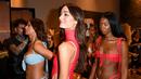 Para model bersiap di belakang panggung sebelum tampil mengenakan The Australian Collection Show 2019 selama Miami Swim Week di Miami Beach, Florida (14/7/2019). Miami Swim Week menampilkan pakaian renang yang berlangsung 11 - 16 Juli 2019. (AFP Photo/Jason Koerner)