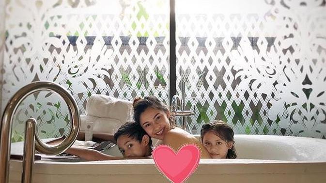 Gaya seleb tanah air saat berpose di bathtub (Sumber: Instagram/nanamirdad_)