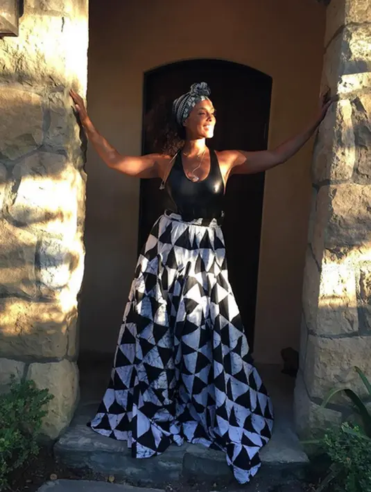 Terlihat dari beberapa penampilannya di atas panggung, meski menggunakan baju mewah yang terkesan elegan tapi itu tetap cocok dikenakan oleh Alicia Keys dengan tampilan makeup yang sederhana. (Instagram/aliciakeys)