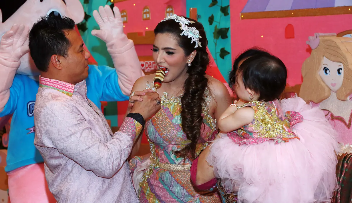 Sukacita pun mewarnai pesta ulang tahun putri kecil pasangan Anang Hermansyah dan Ashanty ini. Pesta ulang tahun yang mewah ini merupakan bentuk kasih sayang orangtua kepada Arsy Addara. (Deki Prayoga/Bintang.com)