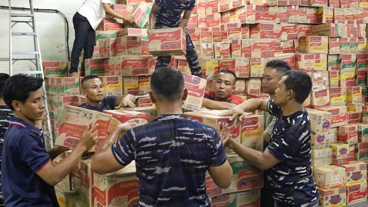 FOTO: Armada TNI AL Percepat Distribusi Bantuan bagi Korban Bencana di Sumatera
