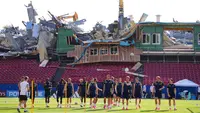 Pembongkaran terlihat di tribuen penonton di Stadion Toyota, markas sepak bola MLS FC Dallas, saat para pemain Swedia berpartisipasi dalam sesi latihan menjelang pertandingan Grup F Piala Dunia melawan Jepang, Rabu, 24 Juni 2026, di Frisco, Texas. (Foto AP/Julio Cortez)