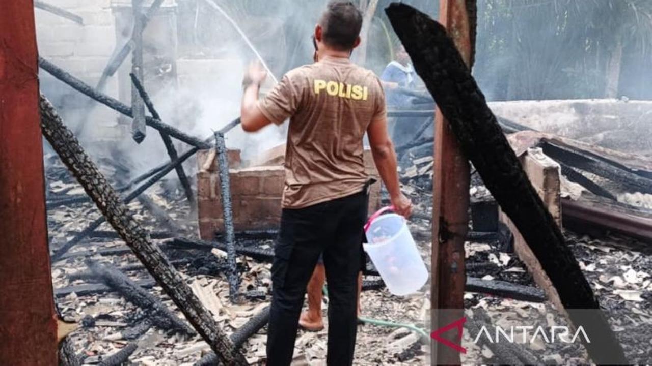 Polisi dan Warga Bersinergi Padamkan Kebakaran Rumah di Bangka Barat, Kerugian Capai Puluhan Juta Rupiah
