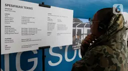 Pengunjung melihat spesifikasi rumah subsidi di Lobby Nobu Bank Plaza Semanggi, Jakarta, Minggu (15/6/2025). (Liputan6.com/Herman Zakharia)