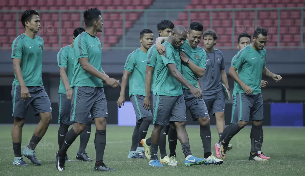 Pemain Timnas Indonesia saat mengikuti sesi latihan jelang laga melawan Fiji di Stadion Patriot, Bekasi, Jumat, (1/9/2017). Indonesia akan menjalani laga Persahabatan melawan Fiji. (Bola.com/M Iqbal Ichsan)
