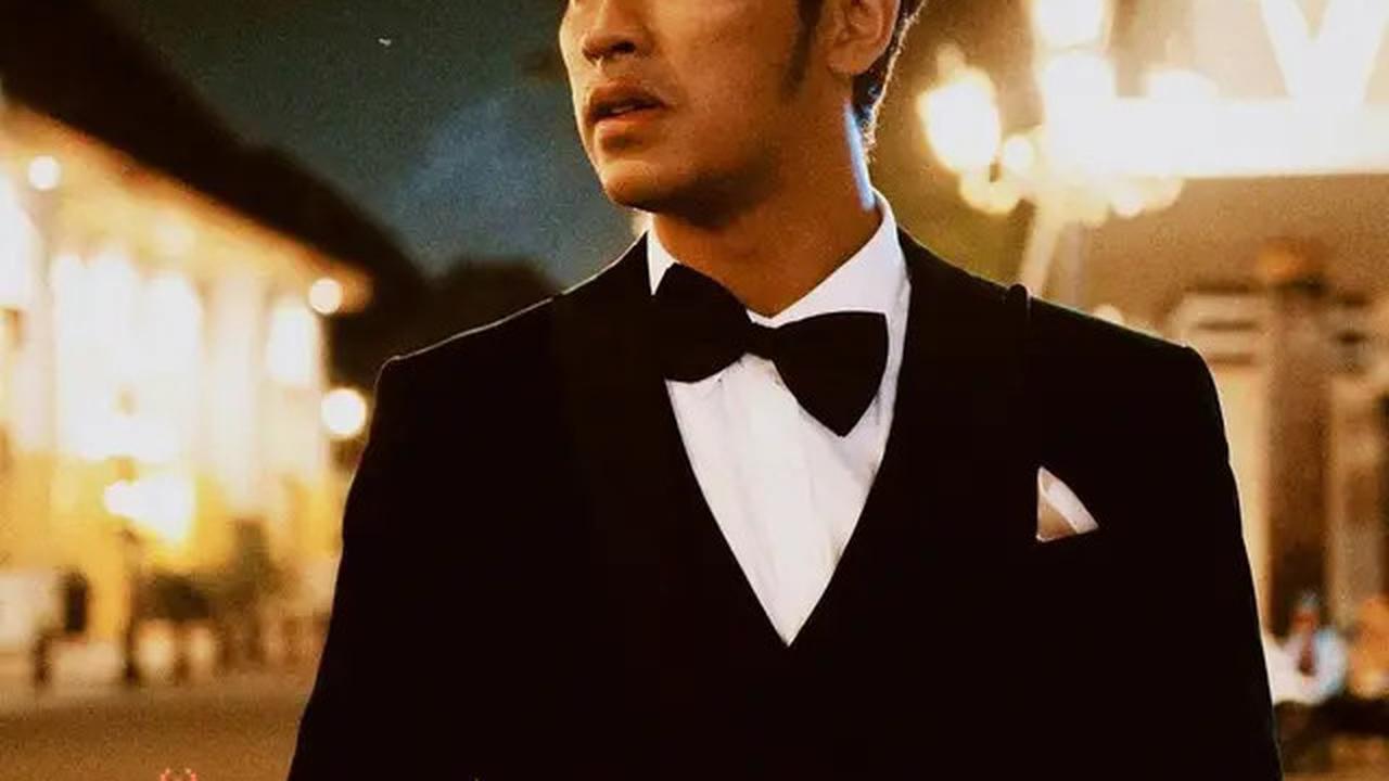 Dalam sebuah potret, Abidzar terlihat sangat gentleman dengan balutan jas hitam, kemeja putih, dan dasi kupu-kupu hitam.