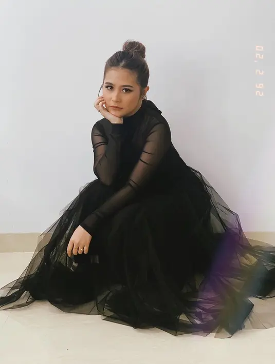 Prilly juga mengatakan bahwa ia ingin memanfaatkan masa mudanya dalam mengejar yang diinginkan. Diakui Prilly, memang sejak duduk di bangku kuliah dirinya sudah memiliki sifat yang ambisius. (Instagram/prillylatuconsina96)