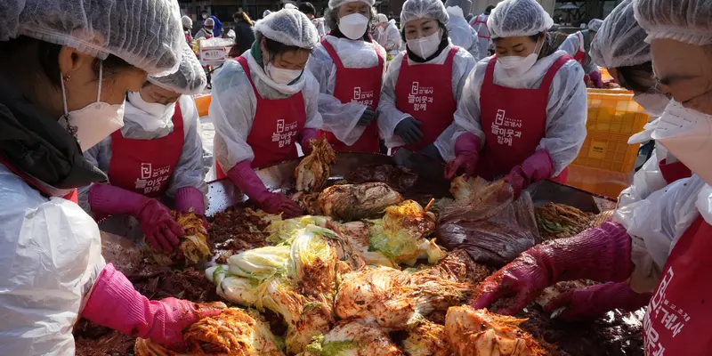 Ratusan Orang Membuat Kimchi Bareng di Seoul