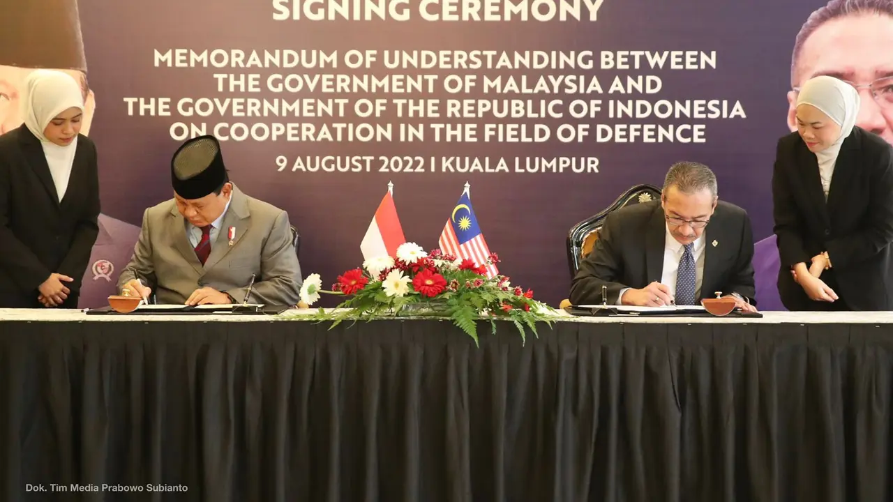 Menteri Pertahanan RI (Menhan RI) Prabowo Subianto dan Menteri Kanan Pertahanan Malaysia Dato Seri Hishamuddin Bin Tun Hussein pada Sidang ke-42 General Border Committee Malaysia-Indonesia (Kemenhan RI)