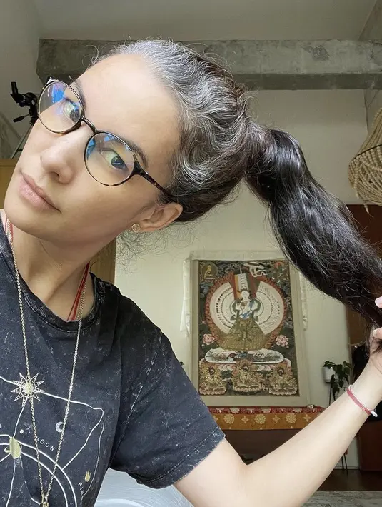 <p>Berbagai gaya ditunjukan Nadya dengan rambut barunya ini, misalnya saja dengan gaya rambut ikat belakangnya ini. @nadyahutagalung</p>