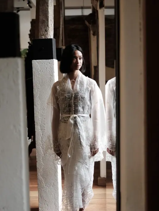 Dengan aksi material see through berpadu brokat, tampilannya begitu memukau dengan aksi kain ikat. [Foto: Instagram/ Patricia Putri]