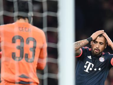 Ekspresi kekecewaan pemain Bayern Munchen, Arturo Vidal, setelah gagal memanfaatkan peluang di depan gawang Arsenal dalam lanjutan Grup F Liga Champions di Stadion Emirates, London, Rabu (21/10/2015) dini hari WIB. (EPA/Tobias Hase)
