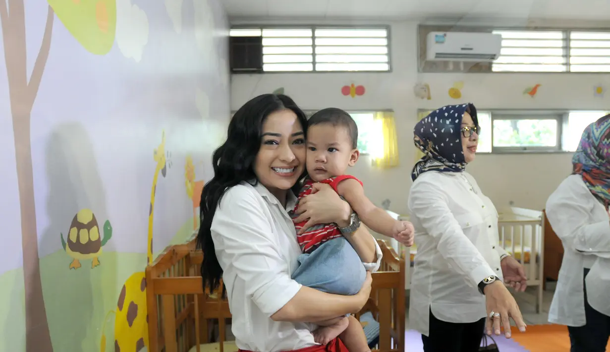 Artis cantik Nikita Willy baru saja merayakan ulang tahunnya ke-23 tahun. Acara perayaan berlangsung di sebuah yayasan panti asuhan di kawasan Barito, Kebayoran Baru, Jakarta Selatan Kamis (29/6). (Daniel Kampua/Bintang.com)