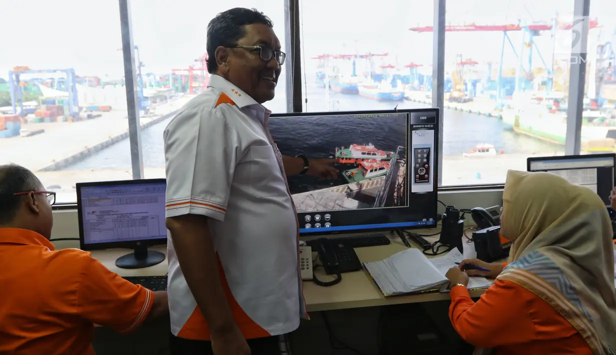 Direktur Operasi dan Sistem Informasi IPC atau PT Pelindo II Prasetyadi menjelaskan sistem penerapan aplikasi Marine Opreating System (MOS) pelayanan kapal pandu atau tunda di Pelabuhan Tanjung Priok, Jakarta, Selasa (12/2). (Liputan6.com/Johan Tallo)