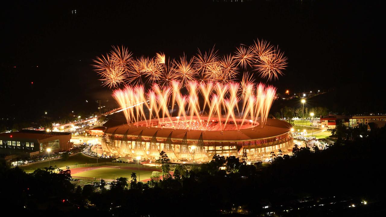 Foto: Buka PON Papua, Jokowi Unjuk Kebolehan Bermain Bola