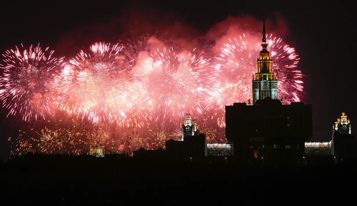 Selain pesta kembang api,  Sejumlah kawasan mengadakan perayaan Hari Kemenangan Rusia dengan mengadakan konser hiburan bagi warga.  (AP Photo/Alexander Zemlianichenko)