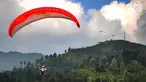 Atlet paralayang Indonesia Joni Efendi  saat nomor ketepatan mendarat (KTM) individual di Gunung Mas, Bogor (21/8).(merdeka.com/ Arie Basuki)