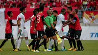 Momen kericuhan yang terjadi saat Timor Leste melawan timnas Indonesia U-22 pada laga ketiga Grup B SEA Games 2017 di Selayang Stadium, Minggu (20/8/2017). Timnas Indonesia U-22 menang 1-0 berkat gol Marinus Wanewar. (Liputan6.com/Faizal Fanani)